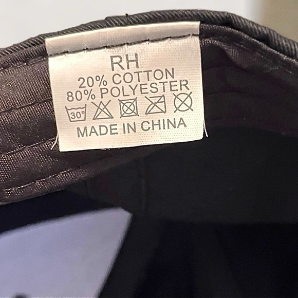 Black Cap Embroidered Finger-Heart & “Love” with Adjustable Buckle - Picture 11 of 11